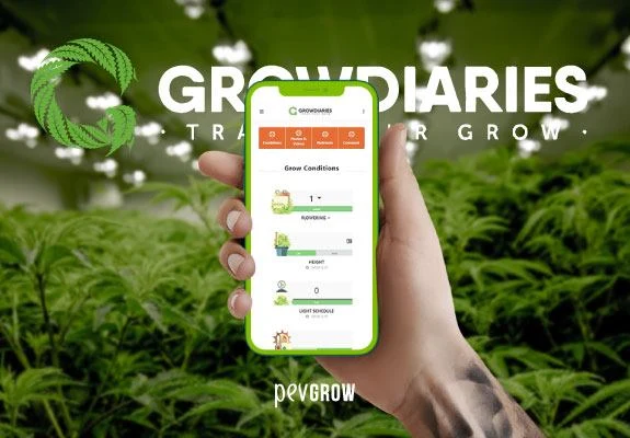 Una mano sostiene un móvil con GrowDiaries ante un cultivo de cannabis, bajo el nombre y el logotipo de la plataforma.