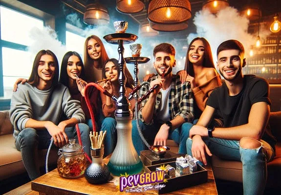 Siete personas posan alrededor de una cachimba sobre una mesa, algunas con boquillas en la mano, en un local con humo y lámparas cálidas. Siete personas posan alrededor de una cachimba sobre una mesa, algunas con boquillas en la mano, en un local con humo y lámparas cálidas.