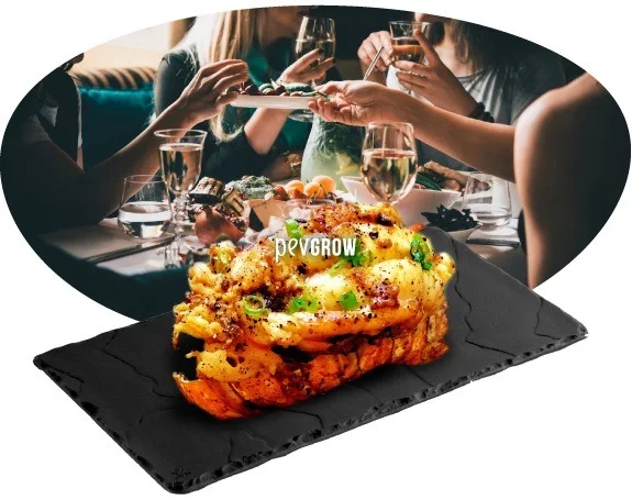Montaje de personas compartiendo una comida y, en primer plano, una tostada cubierta de queso fundido y trozos verdes sobre una pizarra. Montaje de personas compartiendo una comida y, en primer plano, una tostada cubierta de queso fundido y trozos verdes sobre una pizarra.