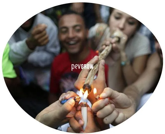 Varias personas reunidas alrededor de un cigarrillo de gran tamaño, con varios encendedores acercados a su extremo.