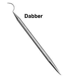 Dabber alargado de aspecto metálico, dispuesto en diagonal, con un extremo curvado y otro puntiagudo sobre fondo blanco. Dabber alargado de aspecto metálico, dispuesto en diagonal, con un extremo curvado y otro puntiagudo sobre fondo blanco.