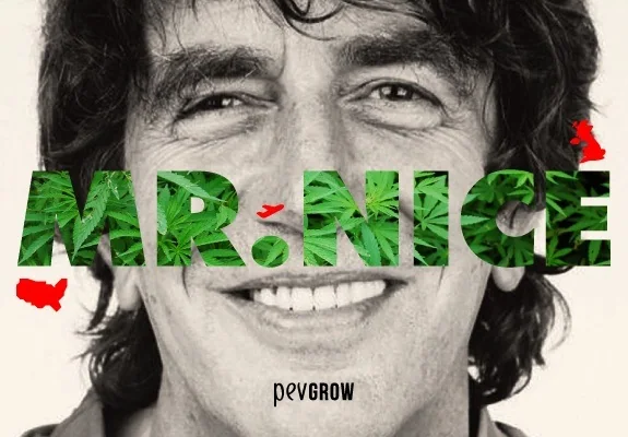Retrato en blanco y negro de Howard Marks sonriendo, con el texto «MR. NICE» relleno de hojas verdes sobre el rostro.