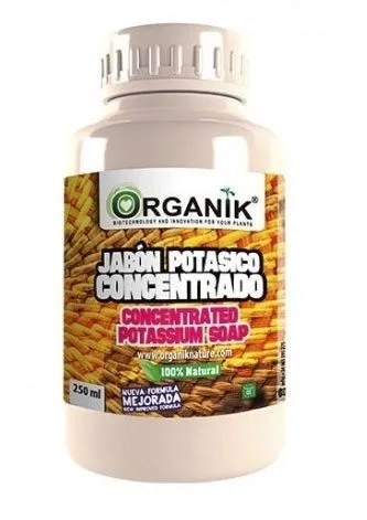Botella blanca de jabón potásico concentrado Organik de 250 ml, con tapón estriado y etiqueta amarilla y marrón. Botella blanca de jabón potásico concentrado Organik de 250 ml, con tapón estriado y etiqueta amarilla y marrón.