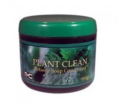 Tarro de Plant Clean con tapa verde y etiqueta de fondo vegetal que indica jabón potásico concentrado, sobre fondo blanco. Tarro de Plant Clean con tapa verde y etiqueta de fondo vegetal que indica jabón potásico concentrado, sobre fondo blanco.