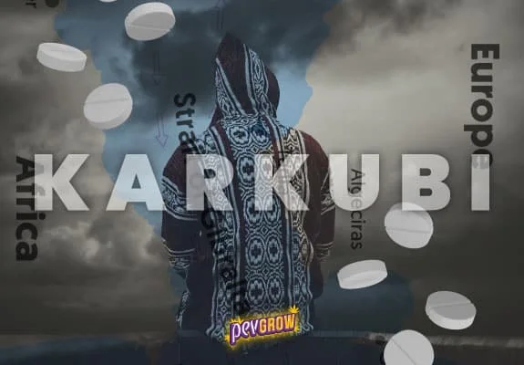 Montaje con una figura de rostro cubierto, pastillas blancas y el texto «KARKUBI» sobre un fondo nuboso con nombres geográficos.