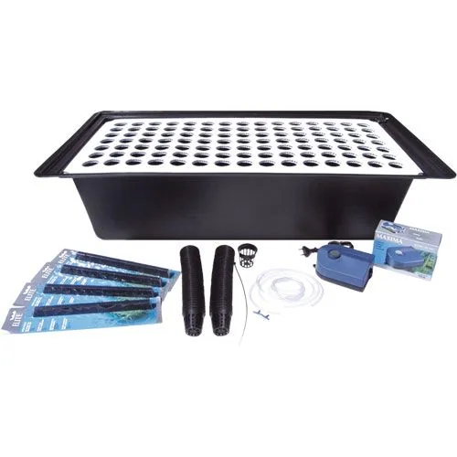 Bandeja negra con tapa blanca perforada y accesorios dispuestos delante: bomba azul, tubos, cestas negras y varios sobres. Bandeja negra con tapa blanca perforada y accesorios dispuestos delante: bomba azul, tubos, cestas negras y varios sobres.