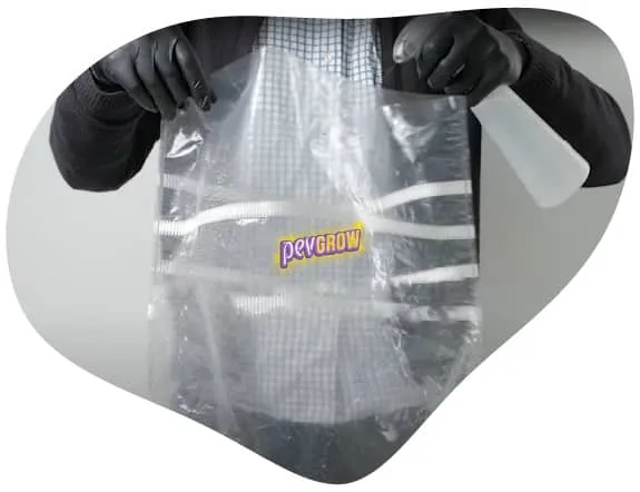 Una persona con guantes sostiene abierta una bolsa transparente y dirige hacia su interior la boquilla de un pulverizador. Una persona con guantes sostiene abierta una bolsa transparente y dirige hacia su interior la boquilla de un pulverizador.
