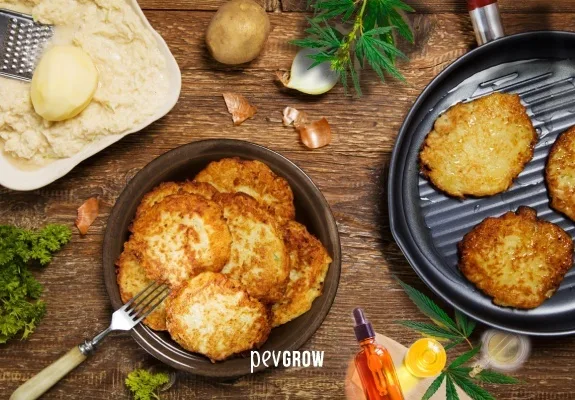 Vista cenital de tortitas doradas en un plato y una sartén, con patata rallada, ajo, hojas de cannabis y frascos alrededor. Vista cenital de tortitas doradas en un plato y una sartén, con patata rallada, ajo, hojas de cannabis y frascos alrededor.