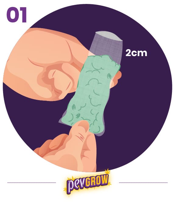 Ilustración del paso 01: unas manos sujetan una funda alargada con contenido verde y un extremo abierto sobre fondo morado.
