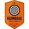 Logotipo de Kannabia en un escudo naranja con una espiral circular en blanco y negro, estrellas y el texto «Seed Company».