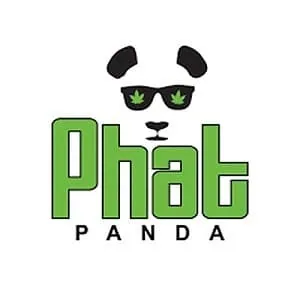 Logotipo de Phat Panda con letras verdes y una cara de panda con gafas oscuras decoradas con hojas de cannabis. Logotipo de Phat Panda con letras verdes y una cara de panda con gafas oscuras decoradas con hojas de cannabis.