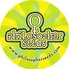 Logotipo circular de Philosopher Seeds en verde y amarillo, con letras perfiladas y un motivo concéntrico en la parte superior.
