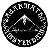 Logotipo circular de Sagarmatha Amsterdam en blanco y negro, con una montaña central y letras alrededor del borde.