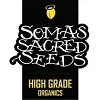 Logotipo de Soma’s Sacred Seeds con letras blancas ornamentales sobre fondo negro y el texto dorado «High Grade Organics».