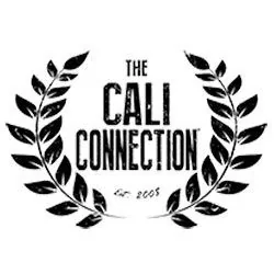 Logotipo negro de The Cali Connection con el nombre entre dos ramas de laurel y la inscripción «Est. 2008». Logotipo negro de The Cali Connection con el nombre entre dos ramas de laurel y la inscripción «Est. 2008».