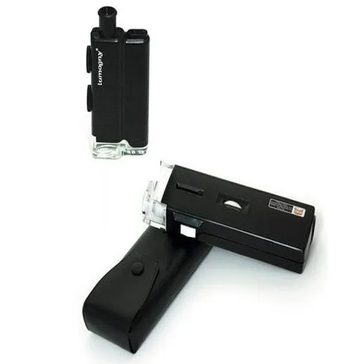 Dos vistas de un microscopio portátil negro con base transparente: en posición vertical y tumbado junto a su funda.