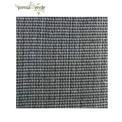 Detalle de una malla gris de trama fina y regular, presentada en un recuadro sobre fondo blanco.
