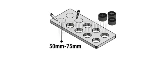 Esquema de una placa rectangular con orificios circulares, marcas de perforación, dos útiles de trazado y tres piezas cilíndricas negras.