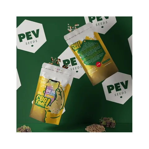 Dos sobres de CBG Time de PEV Seeds muestran el frontal y el reverso sobre fondo verde, con semillas y cogollos alrededor.