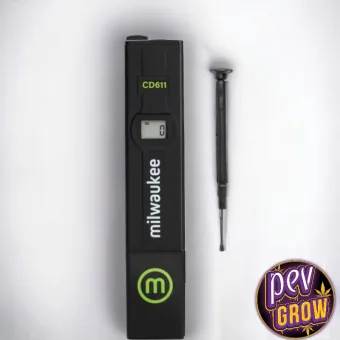 Medidor Milwaukee CD611 negro con pequeña pantalla y logotipo verde, junto a un destornillador sobre fondo blanco.