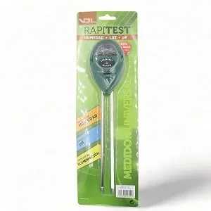 Medidor Rapitest en un envase verde, con esfera de aguja y dos varillas metálicas para medir humedad, luz y pH. Medidor Rapitest en un envase verde, con esfera de aguja y dos varillas metálicas para medir humedad, luz y pH.