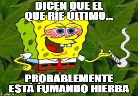Meme de Bob Esponja con ojos enrojecidos y un cigarrillo humeante: «Dicen que el que ríe último… probablemente está fumando hierba». Meme de Bob Esponja con ojos enrojecidos y un cigarrillo humeante: «Dicen que el que ríe último… probablemente está fumando hierba».