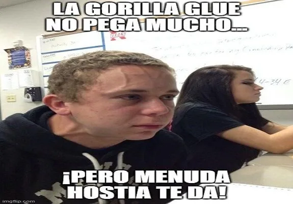 Meme de un joven con gesto tenso en un aula y el texto: «La Gorilla Glue no pega mucho… ¡Pero menuda hostia te da!». Meme de un joven con gesto tenso en un aula y el texto: «La Gorilla Glue no pega mucho… ¡Pero menuda hostia te da!».