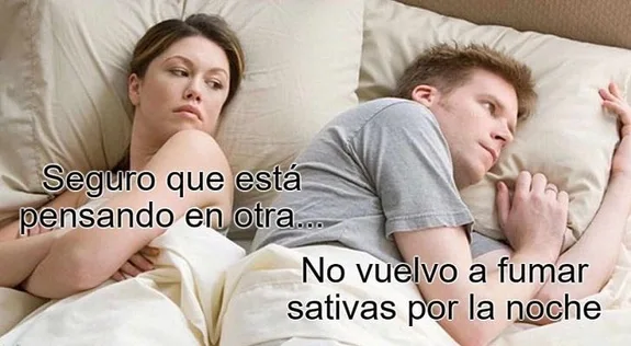Meme de una pareja de espaldas en la cama: ella cree que él piensa en otra y él piensa «No vuelvo a fumar sativas por la noche». Meme de una pareja de espaldas en la cama: ella cree que él piensa en otra y él piensa «No vuelvo a fumar sativas por la noche».