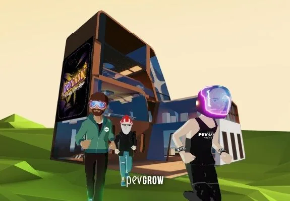 Tres avatares frente a un edificio virtual de varias plantas con carteles de Pevgrow, rodeado de terreno verde geométrico. Tres avatares frente a un edificio virtual de varias plantas con carteles de Pevgrow, rodeado de terreno verde geométrico.