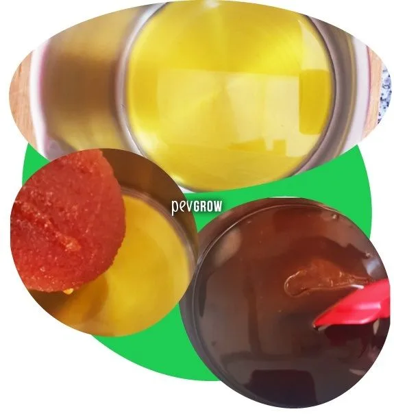 Montaje de tres detalles de preparación: líquido amarillo en un recipiente, una porción rojiza y mezcla marrón con espátula roja. Montaje de tres detalles de preparación: líquido amarillo en un recipiente, una porción rojiza y mezcla marrón con espátula roja.