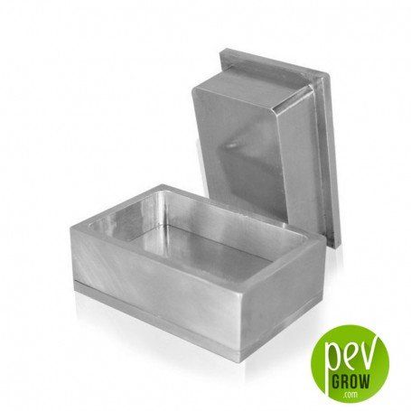 Molde rectangular gris de paredes gruesas, con cavidad abierta y una pieza separada apoyada detrás, sobre fondo blanco.