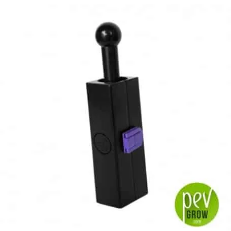 Molde prensador de cannagar negro y rectangular, con émbolo de pomo redondo y cierre lateral morado, sobre fondo blanco. Molde prensador de cannagar negro y rectangular, con émbolo de pomo redondo y cierre lateral morado, sobre fondo blanco.