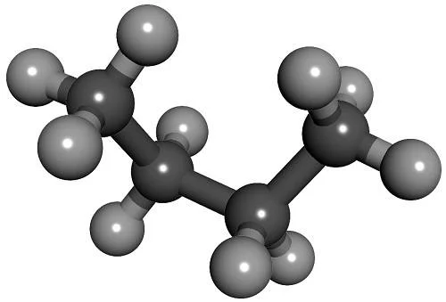 Modelo molecular con cuatro esferas oscuras enlazadas en zigzag y esferas grises más pequeñas alrededor, sobre fondo blanco. Modelo molecular con cuatro esferas oscuras enlazadas en zigzag y esferas grises más pequeñas alrededor, sobre fondo blanco.