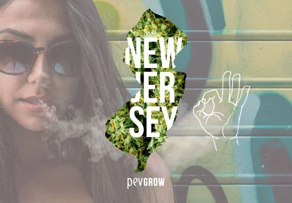 Mujer con gafas oscuras entre humo, junto a una silueta de New Jersey con cogollos, texto blanco y una mano dibujada haciendo OK. Mujer con gafas oscuras entre humo, junto a una silueta de New Jersey con cogollos, texto blanco y una mano dibujada haciendo OK.