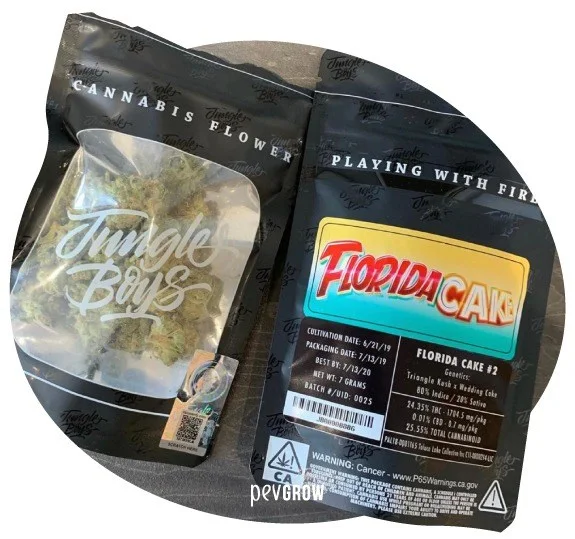 Dos bolsas negras de Jungle Boys: una con ventana que muestra cogollos y otra con etiqueta Florida Cake e información del producto. Dos bolsas negras de Jungle Boys: una con ventana que muestra cogollos y otra con etiqueta Florida Cake e información del producto.
