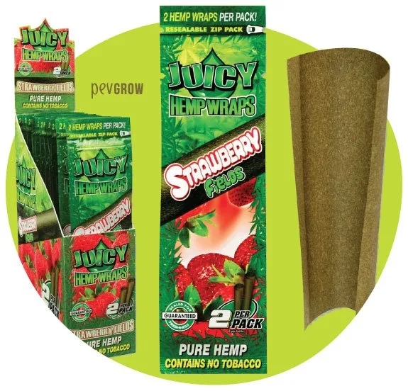 Expositor y sobre de Juicy Hemp Wraps Strawberry Fields junto a dos láminas marrones curvadas, sobre un fondo verde y blanco.