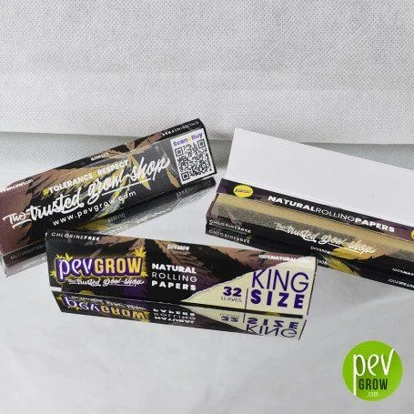 Varios librillos de papel de liar Pevgrow sobre una superficie clara, uno abierto y otro con la indicación King Size y 32 hojas.