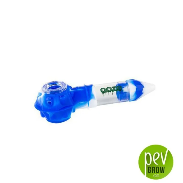 Pipa azul y transparente con cazoleta de formas abultadas, tubo recto y logotipo verde Ooze sobre fondo blanco. Pipa azul y transparente con cazoleta de formas abultadas, tubo recto y logotipo verde Ooze sobre fondo blanco.