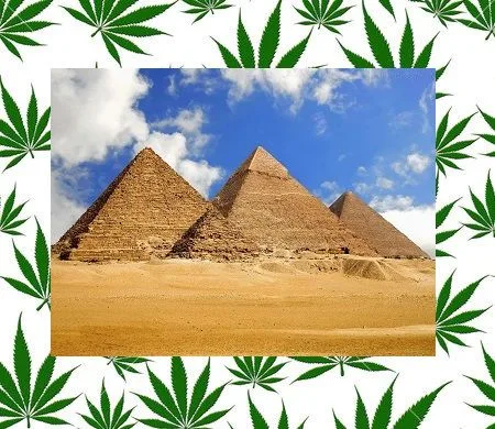 Pirámides en un paisaje desértico bajo un cielo azul con nubes, enmarcadas por un patrón de hojas verdes de cannabis. Pirámides en un paisaje desértico bajo un cielo azul con nubes, enmarcadas por un patrón de hojas verdes de cannabis.