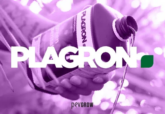 Mano que inclina un envase abierto del que sale líquido, bajo un filtro morado y un gran logotipo blanco de Plagron.