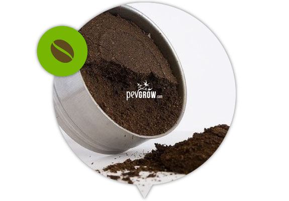 Recipiente metálico inclinado con posos de café y parte del contenido derramado, dentro de un marco circular con un icono de grano de café. Recipiente metálico inclinado con posos de café y parte del contenido derramado, dentro de un marco circular con un icono de grano de café.