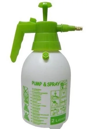 Pulverizador de depósito blanco translúcido con asa, bomba superior y cabezal verdes, boquilla alargada y rótulo «2 Litres». Pulverizador de depósito blanco translúcido con asa, bomba superior y cabezal verdes, boquilla alargada y rótulo «2 Litres».