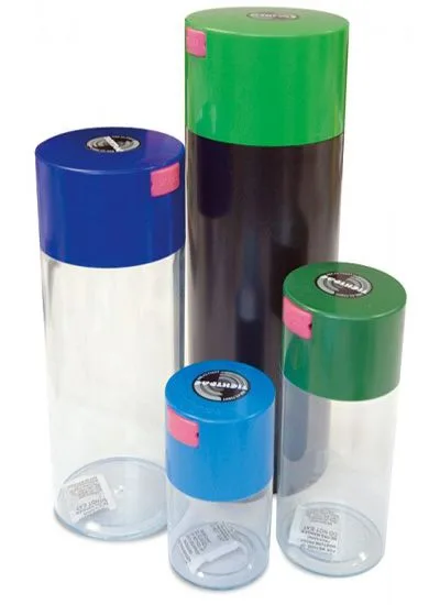 Selección de cuatro recipientes cilíndricos de distintos tamaños, con cuerpos transparentes u oscuro y tapas azules o verdes.