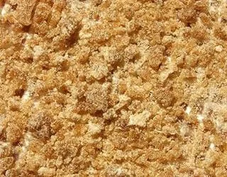 Detalle de resina de textura granulada y color dorado