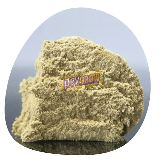 Montículo de polvo fino beige verdoso con grumos y surcos, en un encuadre redondeado con marca de agua Pevgrow en el centro. Montículo de polvo fino beige verdoso con grumos y surcos, en un encuadre redondeado con marca de agua Pevgrow en el centro.