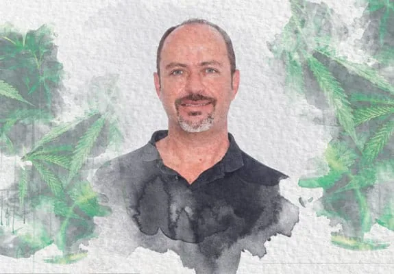 Retrato de un hombre sonriente con perilla y polo oscuro, integrado en un fondo de textura clara con hojas de cannabis. Retrato de un hombre sonriente con perilla y polo oscuro, integrado en un fondo de textura clara con hojas de cannabis.