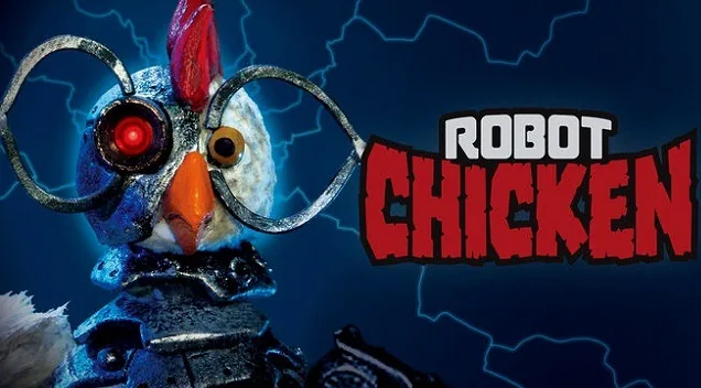 Gallina cíborg de Robot Chicken con ojo rojo luminoso, grandes aros metálicos y cuerpo robótico, junto al título sobre un fondo con rayos.
