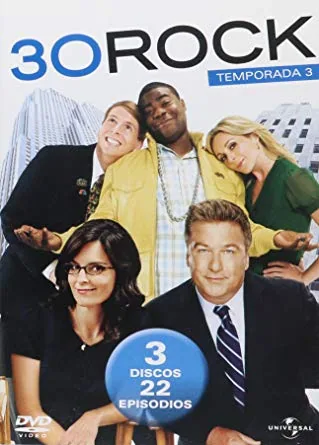 Portada de la temporada 3 de 30 Rock con cinco integrantes del reparto y un círculo azul que indica «3 discos, 22 episodios».