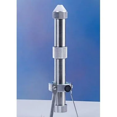 Extractor tubular plateado en posición vertical, con punta cónica, abrazaderas y soporte de trípode, ante un fondo azul. Extractor tubular plateado en posición vertical, con punta cónica, abrazaderas y soporte de trípode, ante un fondo azul.