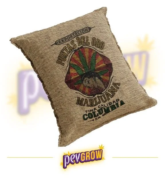 Saco beige inclinado con una hoja de cannabis sobre un motivo multicolor y los textos «Puntas del Oro», «Marijuana» y «Colombia».